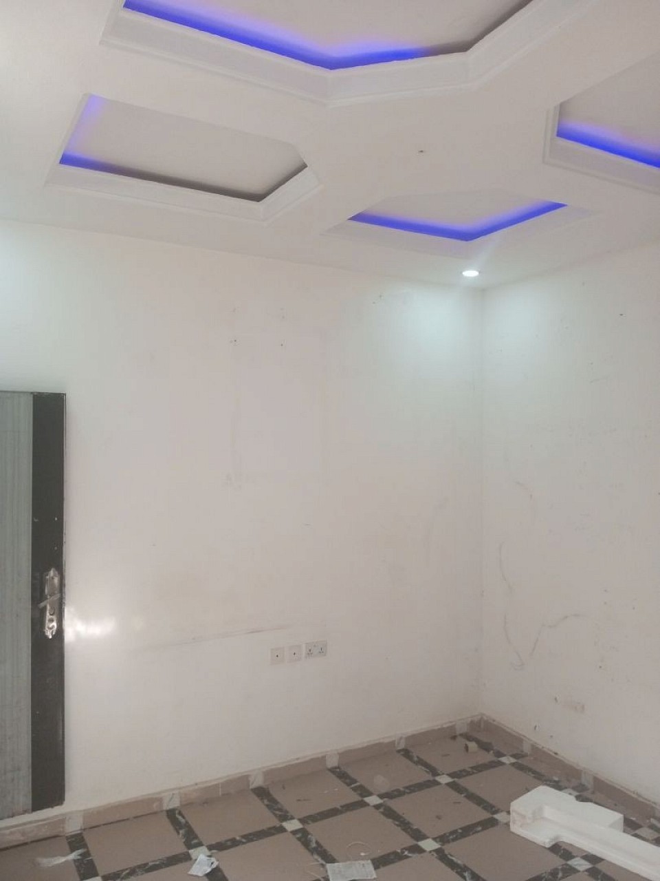 Room and parlor self contain at Okhoromi off airport